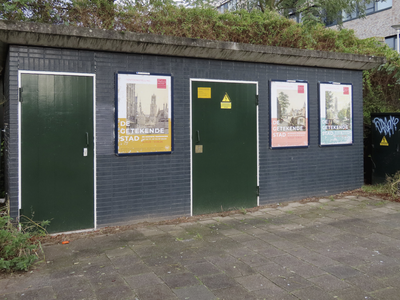 908516 Afbeelding van drie affiches voor de tentoonstelling 'DE GETEKENDE STAD' bij Het Utrechts Archief ...
